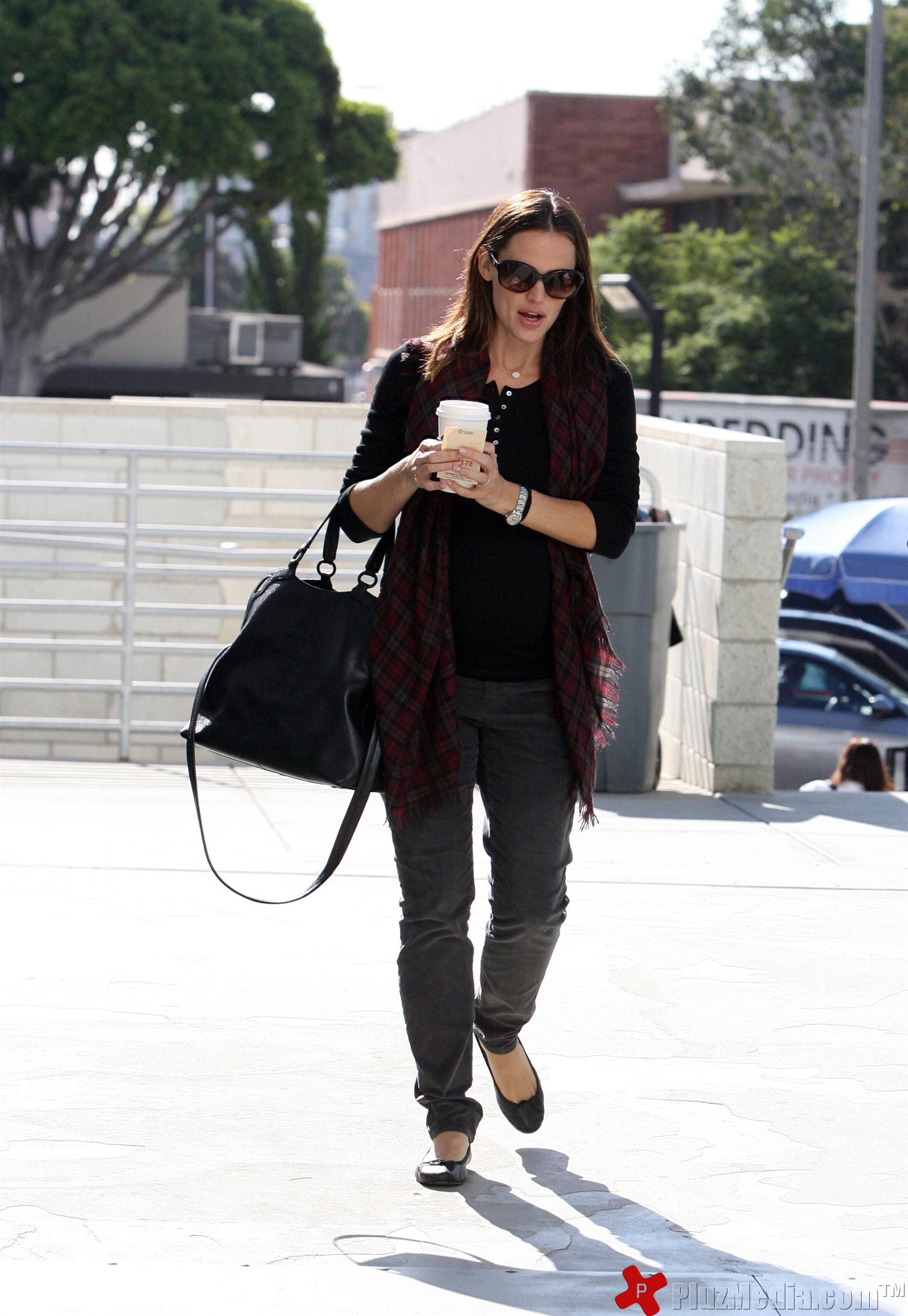 Jennifer Garner stops at Starbucks on her way to a hospital | Picture 93741